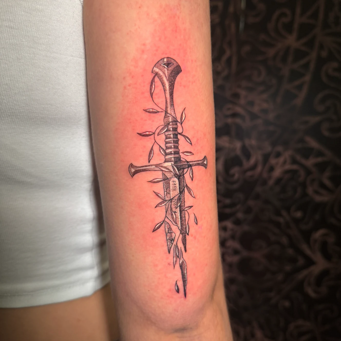 Fineline Tattoo Motiv Schwert - Tattooine Sayagata München