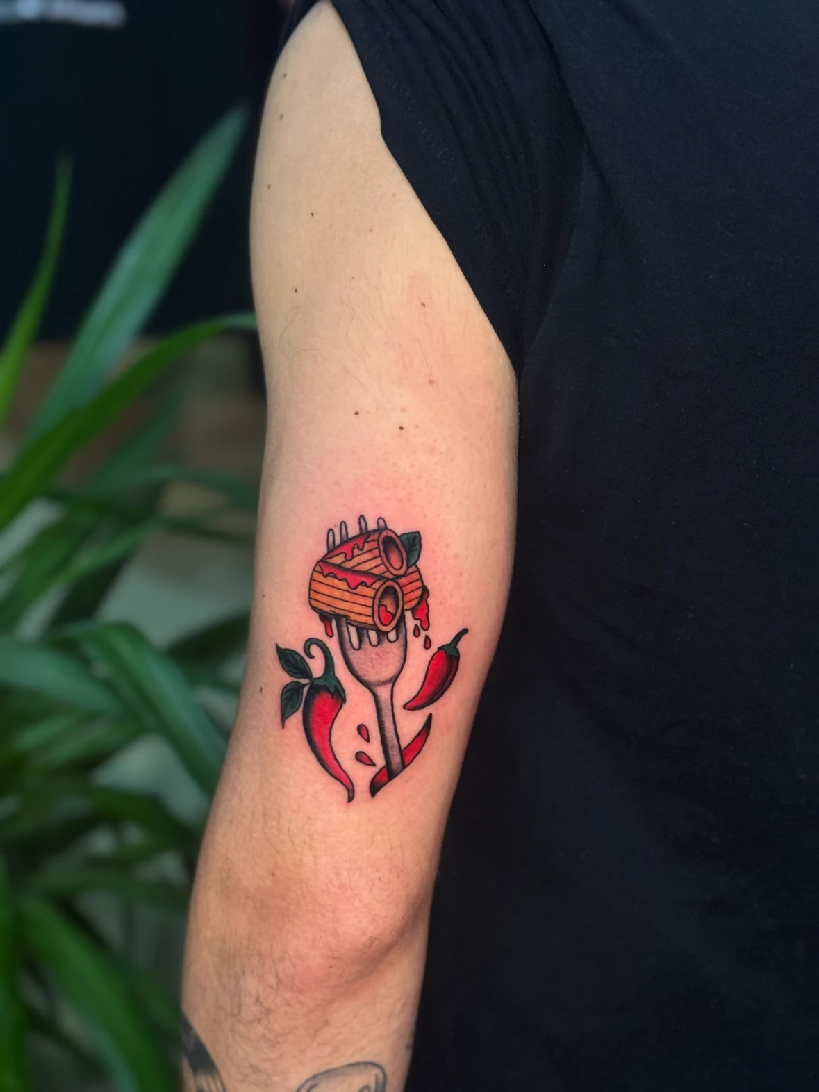 Oldschool tattoo with heart motif and bold colors - Traditional Tattoo in Munich at Tattooine Sayagata