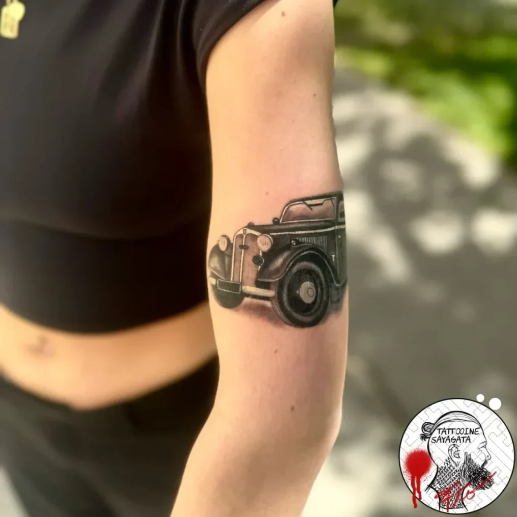 Realistisches Black-and-Grey Tattoo eines Oldtimers - Tattoo München bei Tattooine Sayagata