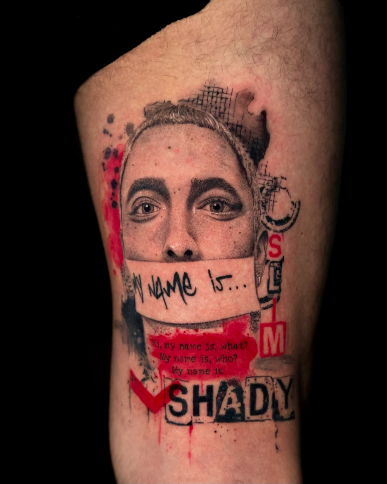 Eminem-Porträt als Tattoo mit roten Farbakzenten bei Tattooine Sayagata in München