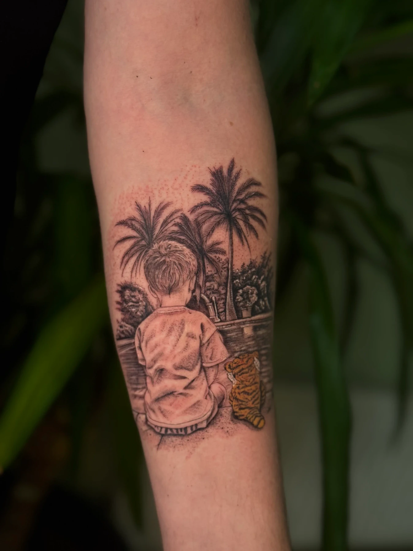 Fineline-Tattoo mit Kind, Tiger und Palmen bei Tattooine Sayagata in München