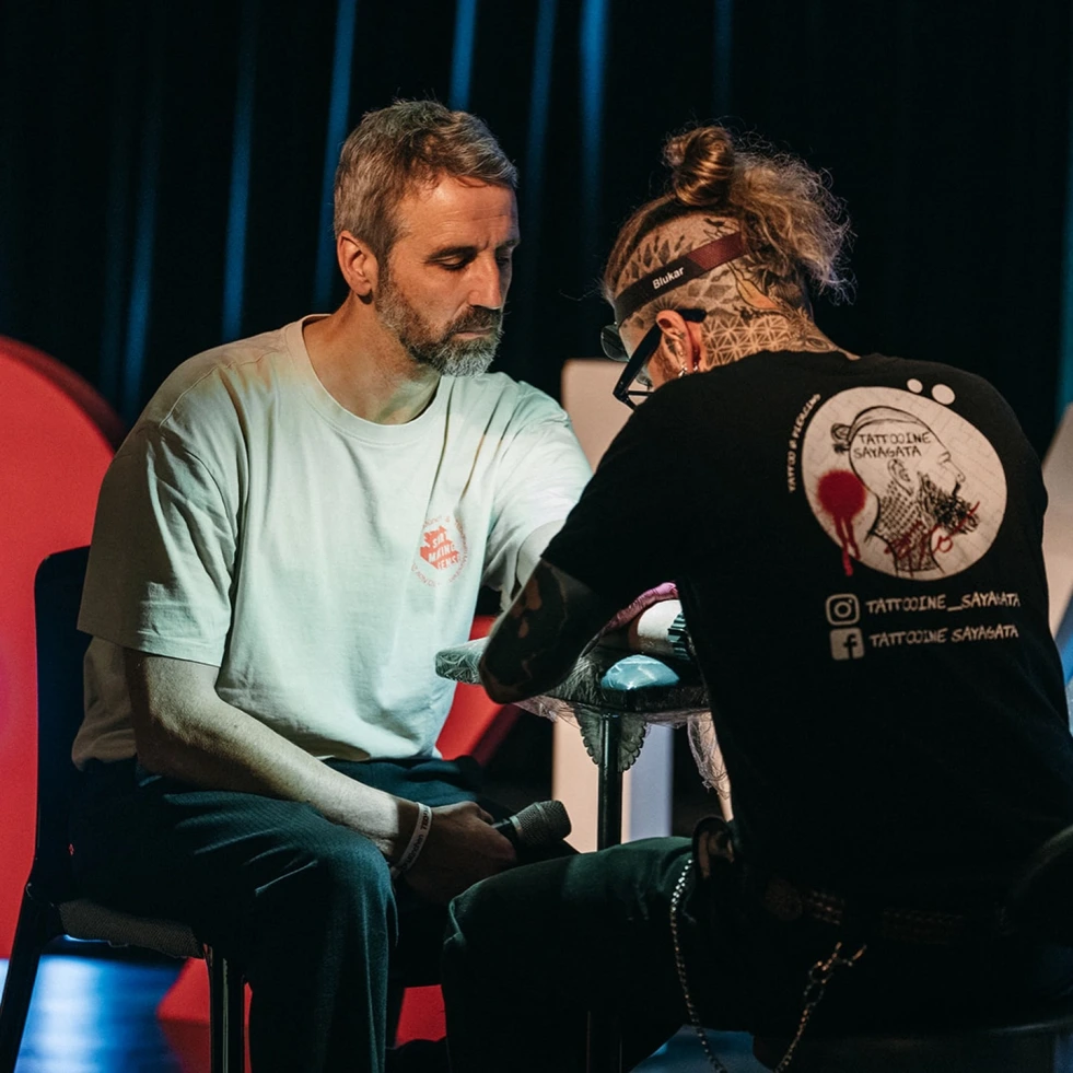Live-Tätowierung beim TEDx Event in München